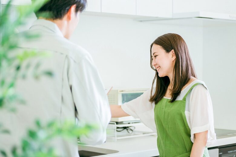 業者と話をしているエプロンを付けた女性